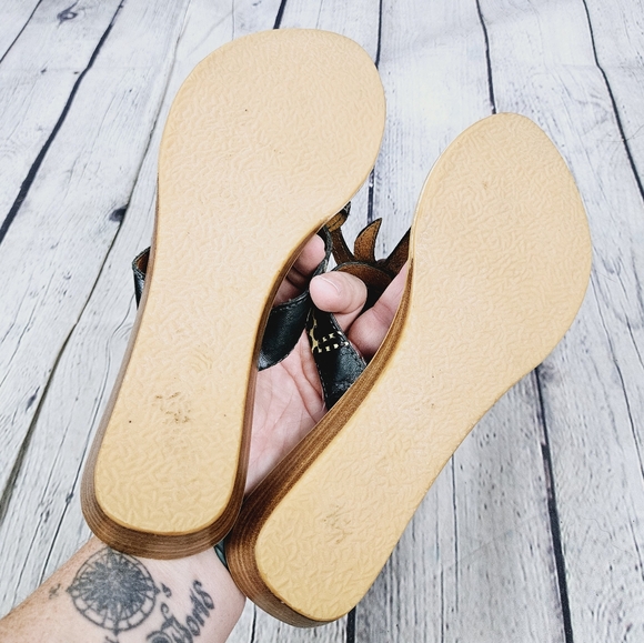 Palm tree & giraffe wedge thong sandals - Picture 8 of 9